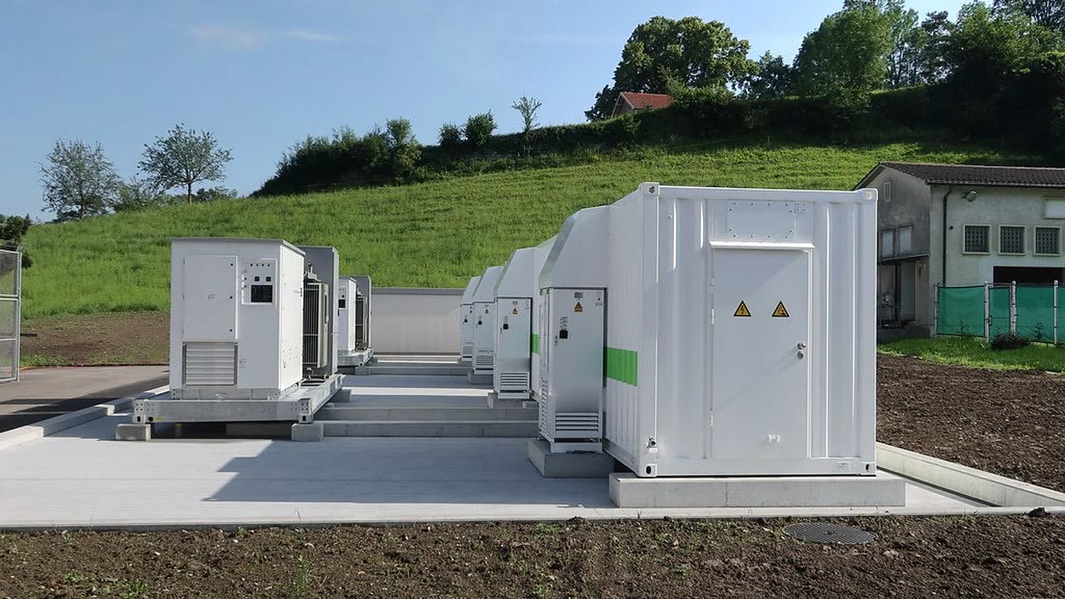 Zestaw magazynów energii na płycie fundamentowej