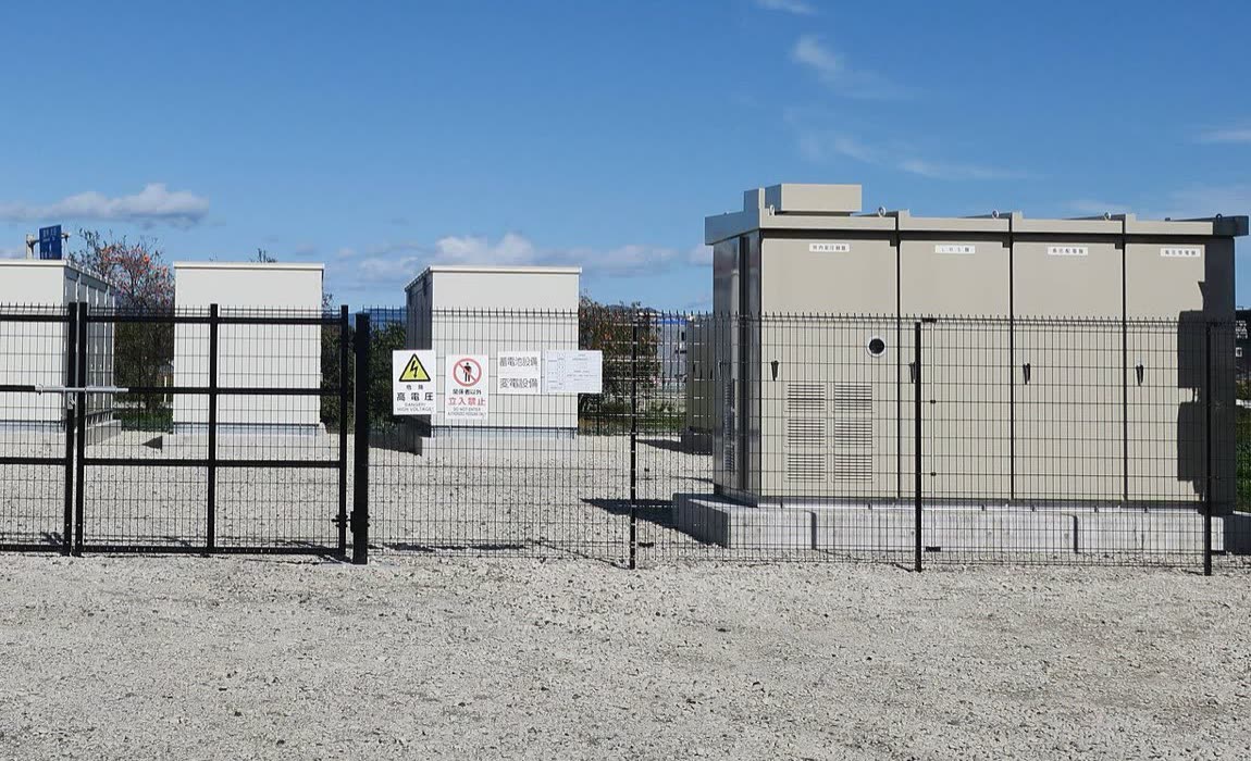 Szafy magazynu energii na wydzielonym placu przy zakładzie