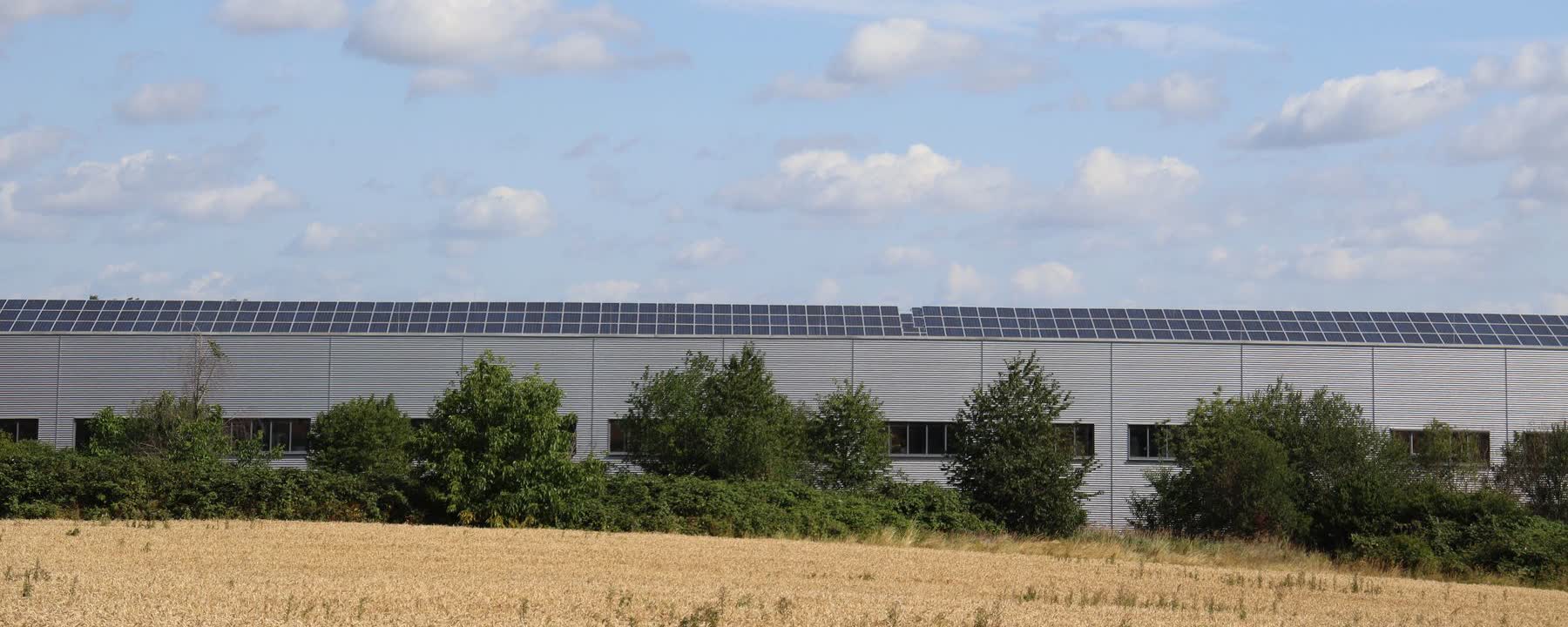 Hala przemysłowa z instalacją fotowoltaiczną na dachu