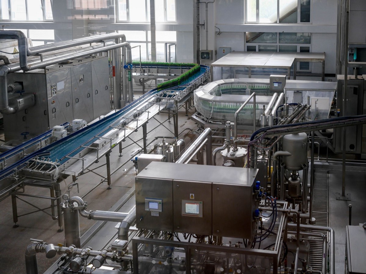 Linia produkcyjna w zakładzie przetwórczym